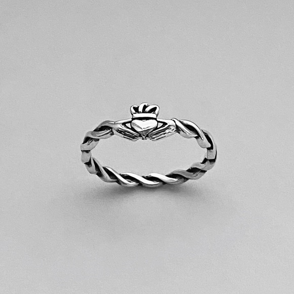 Sterling Silver Minimalist Claddagh Ring with Rope Band, Irish Rings, Crown Ring - Picture 3 of 14